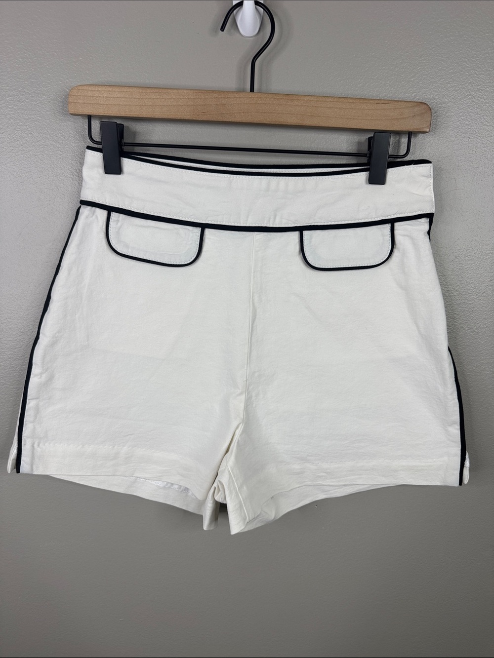 Anthropologie Maeve White 60s City Shorts Black Contrast Trim Piping Tailored 6